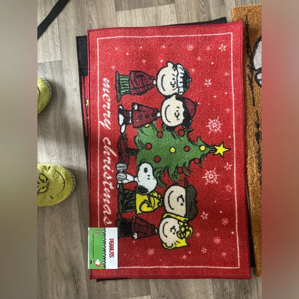 Peanuts 5-ft Snoopy Dog House Inflatable & floor mats